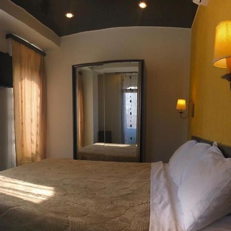 Du Vin Rouge Tbilisi Hotel Kültér fotó