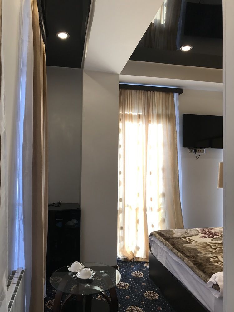 Du Vin Rouge Tbilisi Hotel Kültér fotó