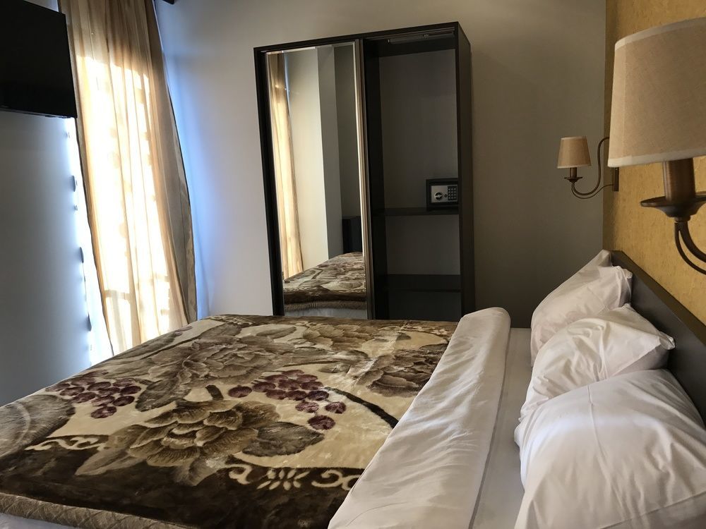 Du Vin Rouge Tbilisi Hotel Kültér fotó