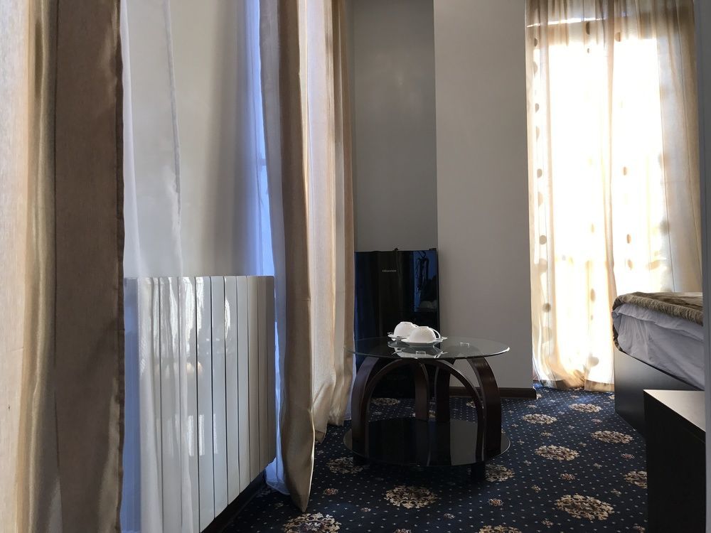 Du Vin Rouge Tbilisi Hotel Kültér fotó