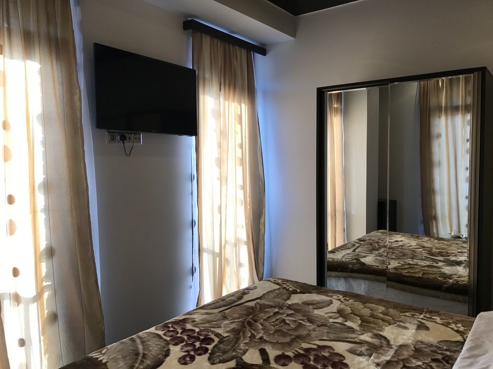 Du Vin Rouge Tbilisi Hotel Kültér fotó