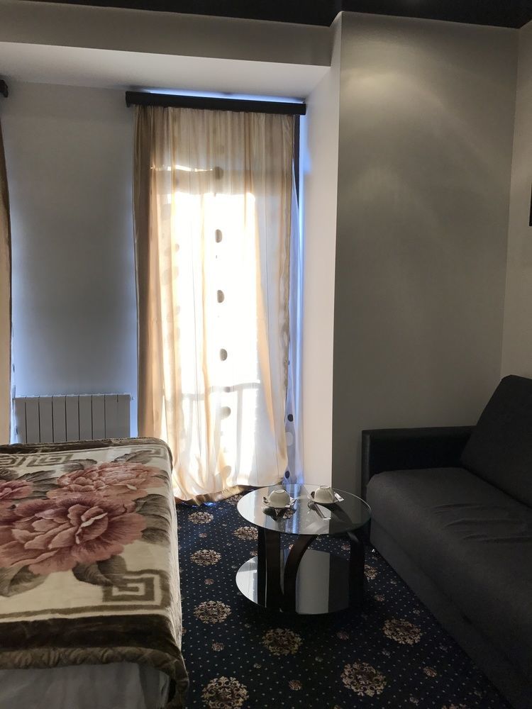 Du Vin Rouge Tbilisi Hotel Kültér fotó
