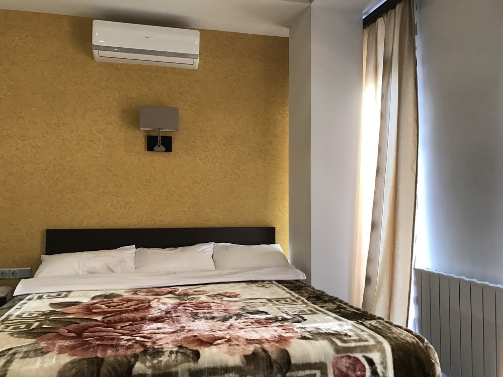 Du Vin Rouge Tbilisi Hotel Kültér fotó