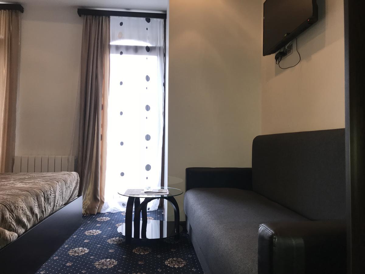 Du Vin Rouge Tbilisi Hotel Kültér fotó