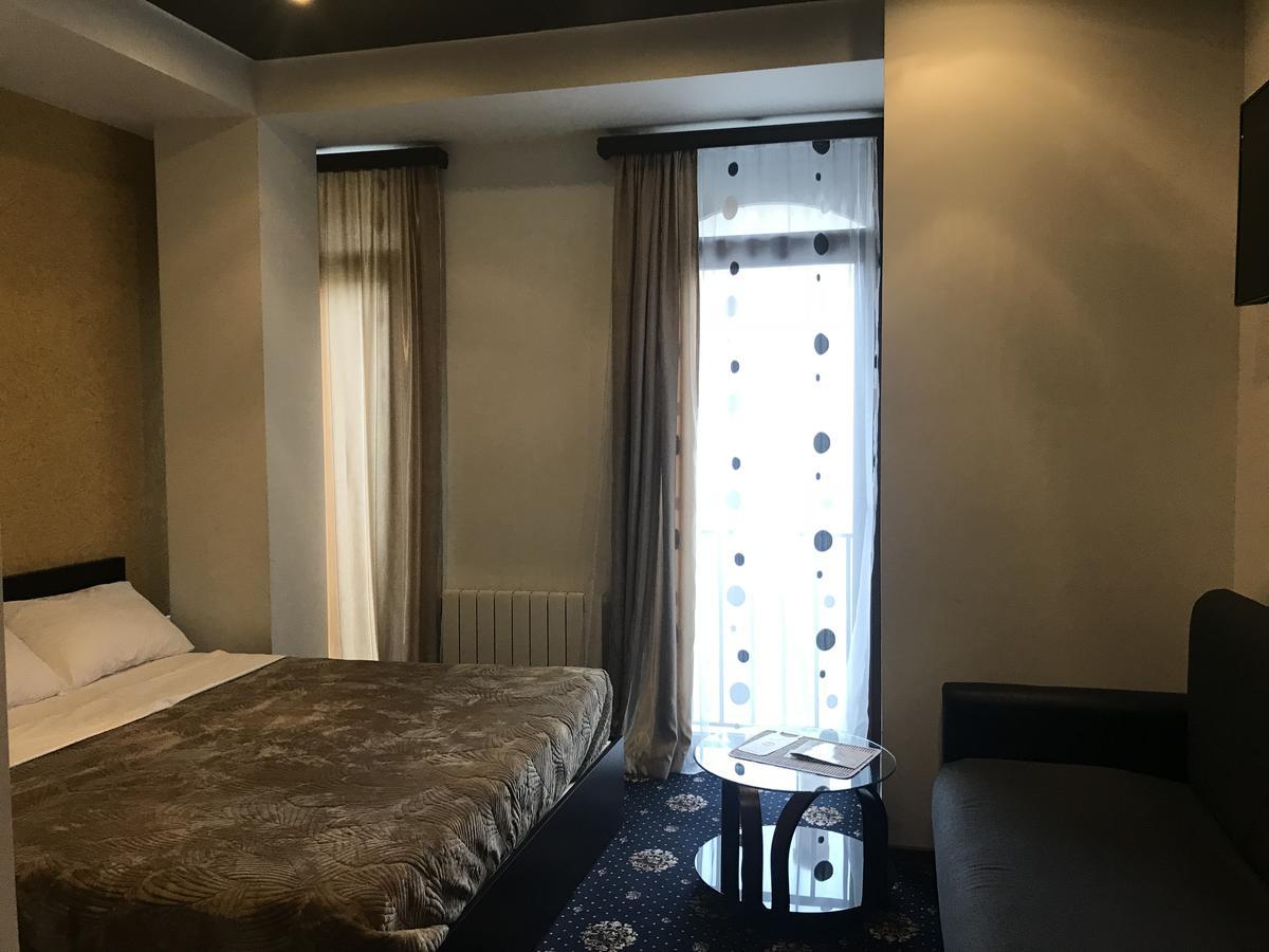 Du Vin Rouge Tbilisi Hotel Kültér fotó