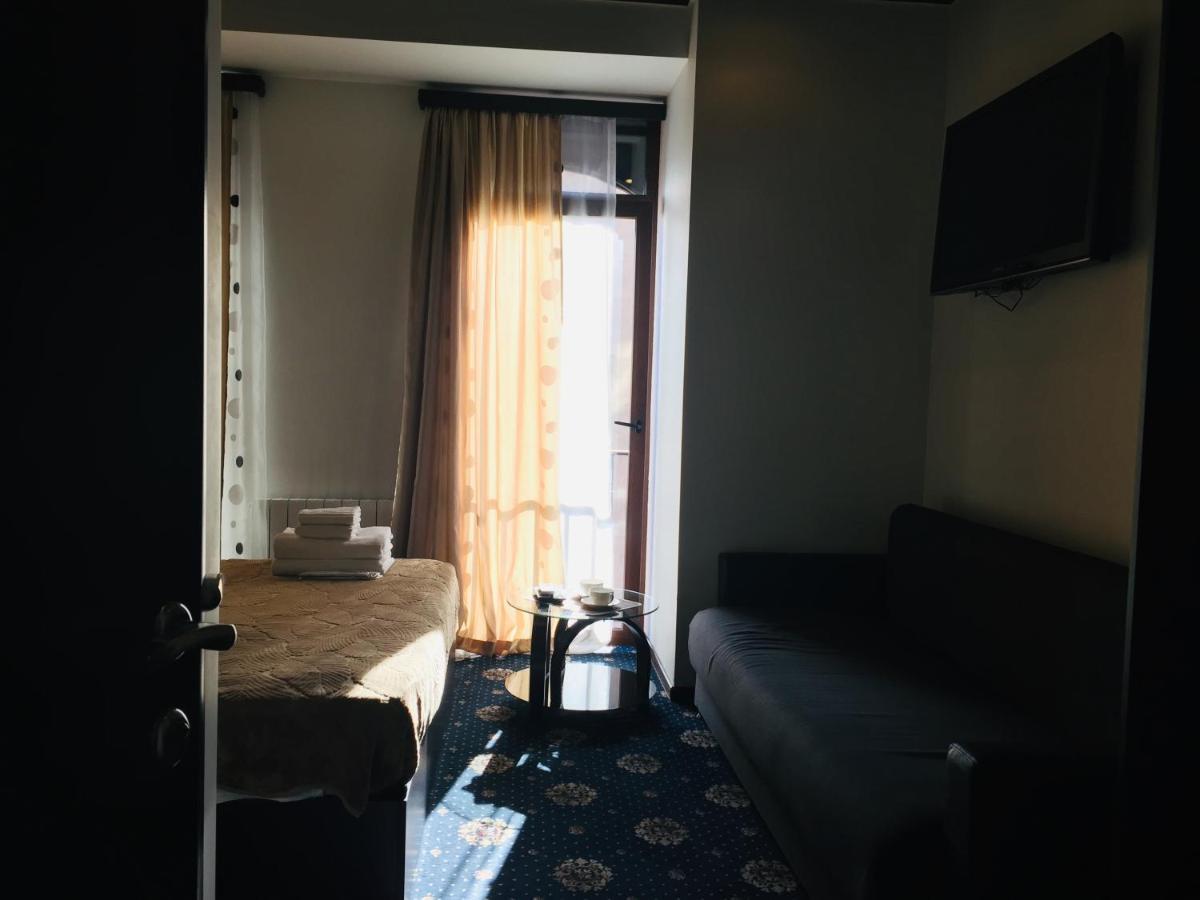 Du Vin Rouge Tbilisi Hotel Kültér fotó