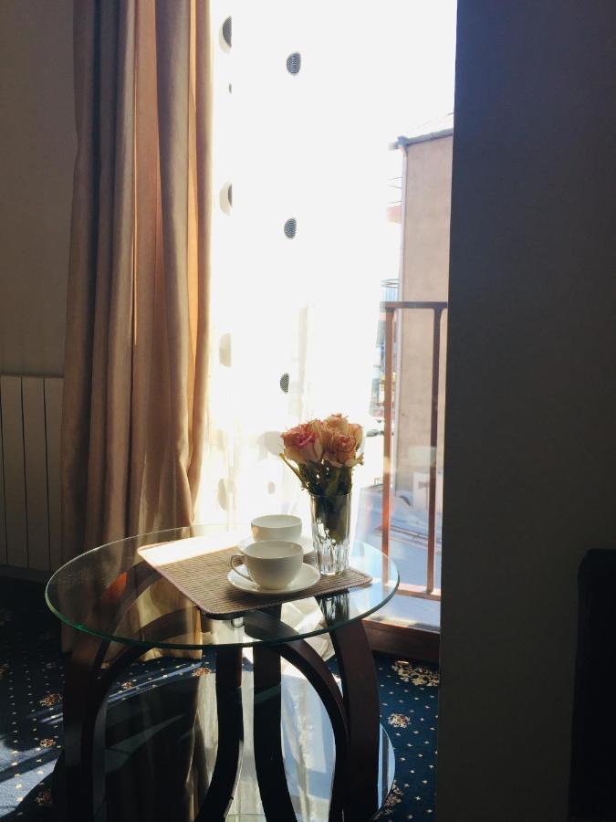 Du Vin Rouge Tbilisi Hotel Kültér fotó