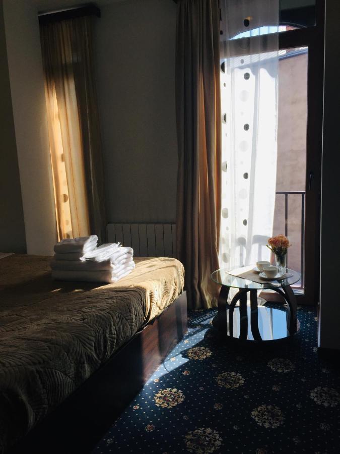 Du Vin Rouge Tbilisi Hotel Kültér fotó